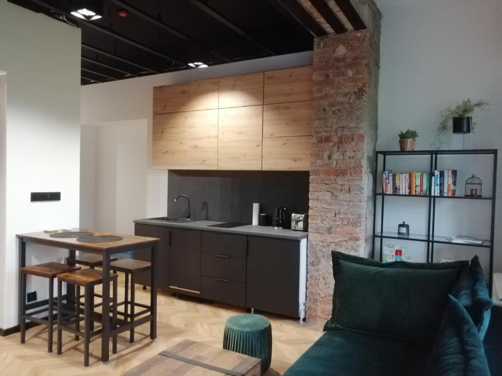 W kuchni znajduje się również zmywarka, lodówka oraz płyta indukcyjna