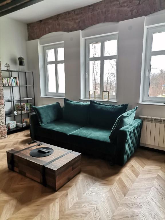 Duża rozkładana sofa w salonie