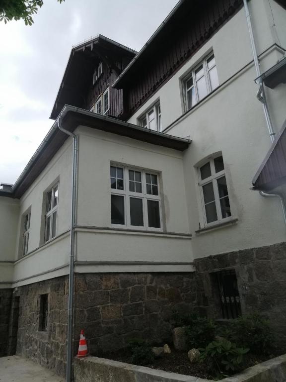 Odrestaurowana elewacja XIX-wiecznego budynku