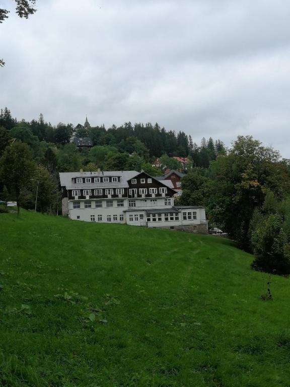 Widok na cały budynek zabbytkowego aparthotelu