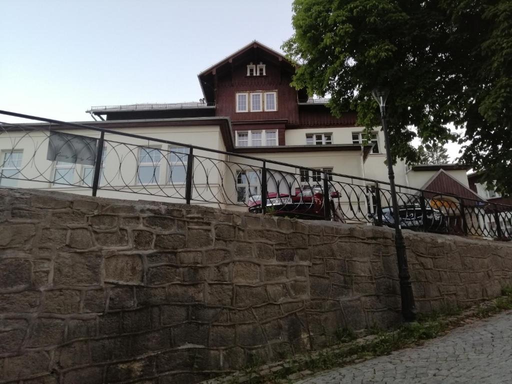 Frontowa elewacja budynku przy ulicy Saneczkowej