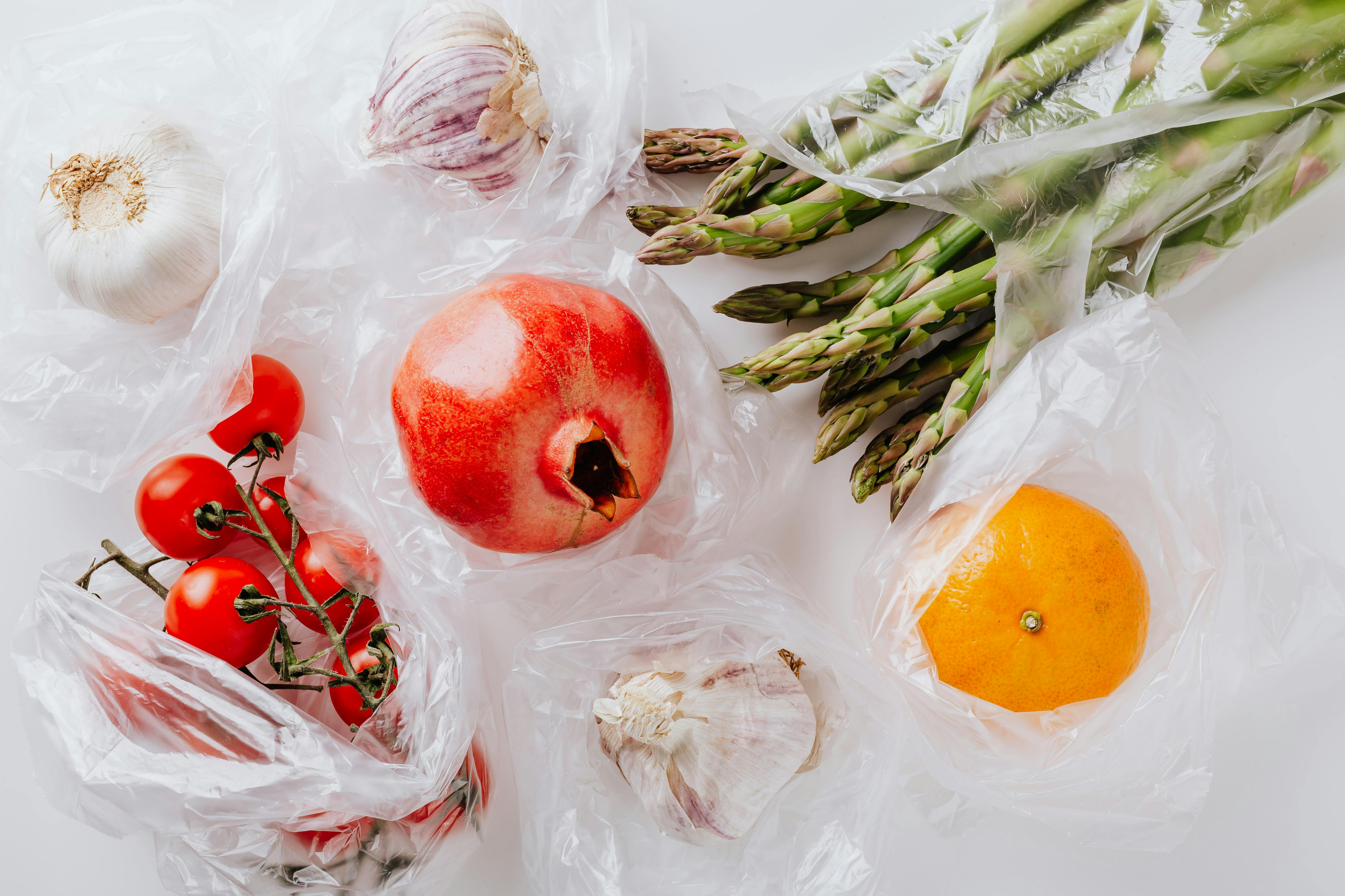 Gemüse in Einweg-Plastiktüten