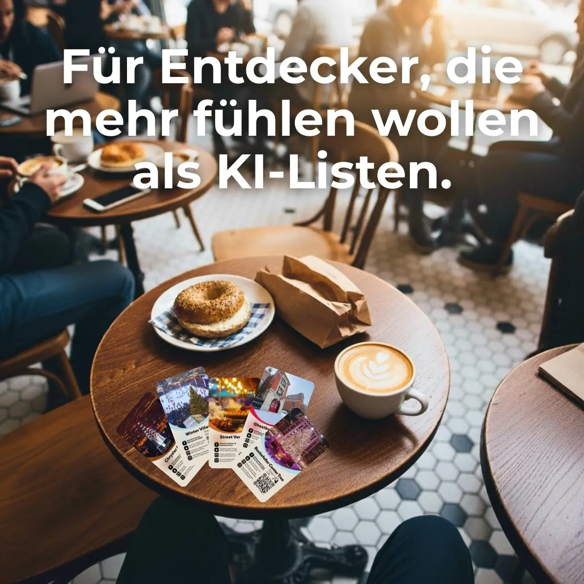 Aktuelle Entdeckerkarten auf Café-Tisch mit Kaffee und Bagel – Schriftzug „Für Entdecker, die mehr fühlen wollen als KI-Listen“