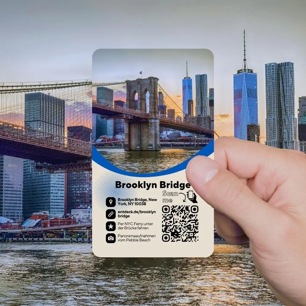 Vorderseite der Brooklyn Bridge Karte mit QR-Code, Icons und Skyline-Hintergrund bei Sonnenuntergang