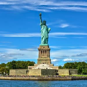Blick auf die Freiheitsstatue vor blauem Himmel – Motiv aus dem New York Highlights Reiseführer