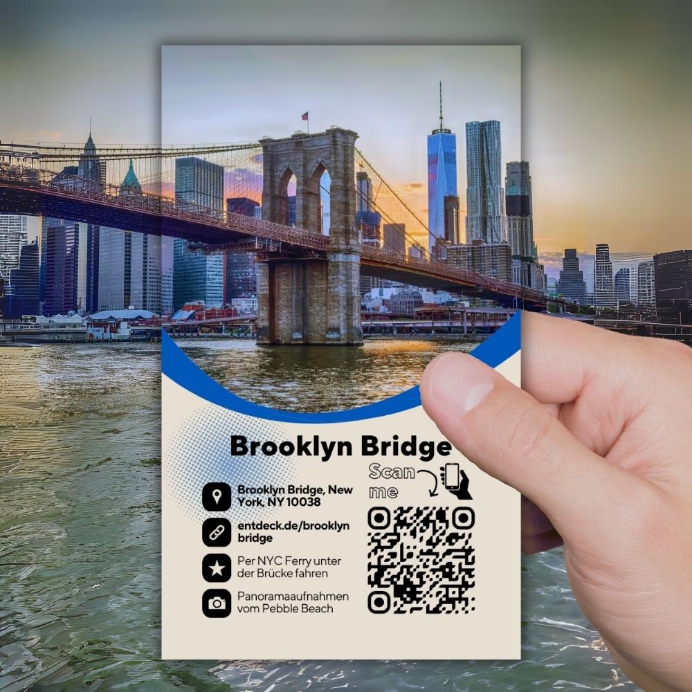 Vorderseite der Brooklyn Bridge Karte mit QR-Code, Icons und Skyline-Hintergrund bei Sonnenuntergang