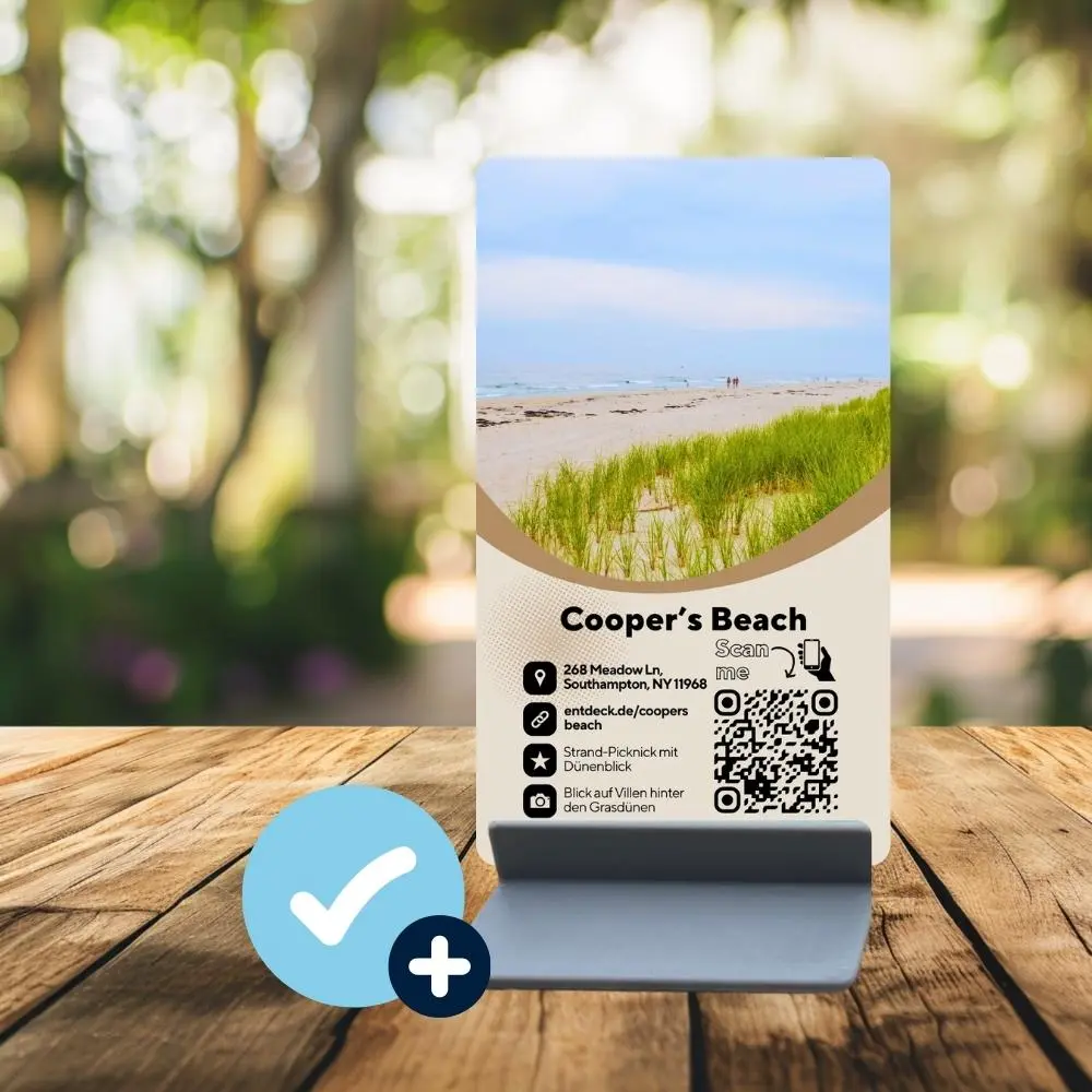 Entdeckerkarten „Cooper’s Beach“ im Kartenhalter, Foto mit Dünen und Meerblick