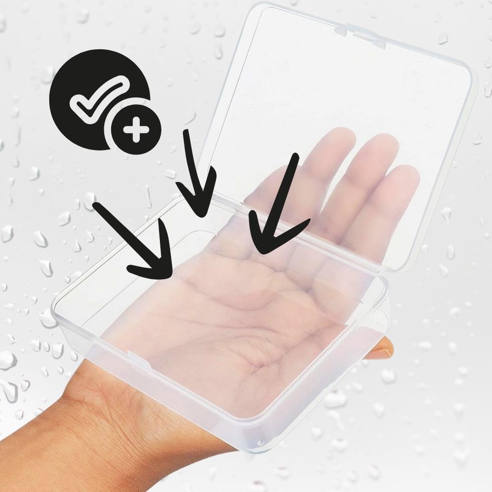 Transparente Reisebox zum Schutz des New York Kartenspiels mit Wassertropfen