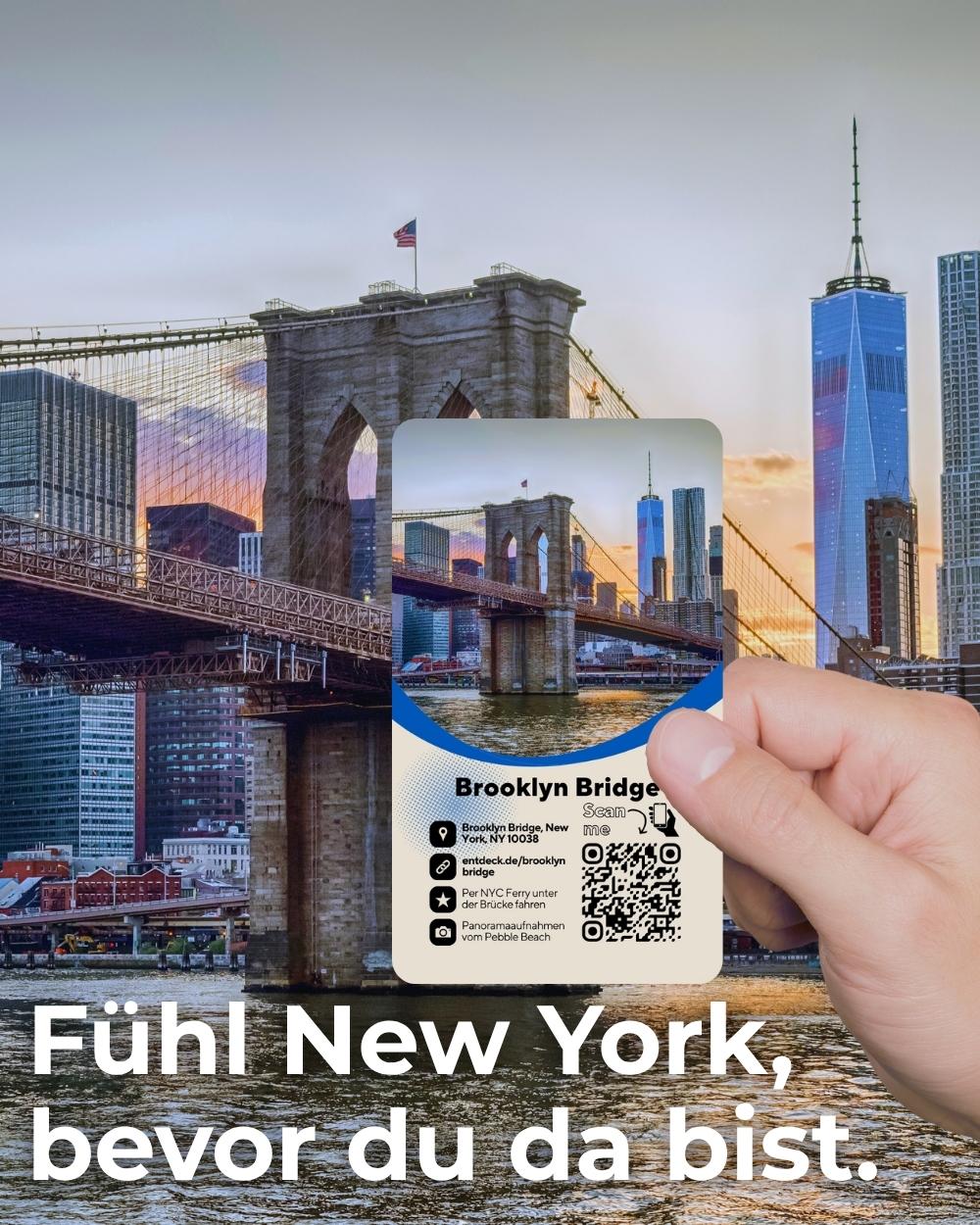 Hand hält Karte der Brooklyn Bridge – Skyline im Hintergrund, Text „Fühl New York, bevor du da bist“
