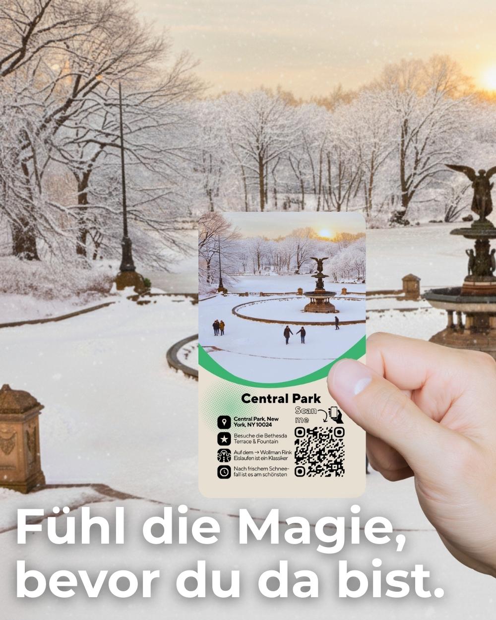 Hand hält Karte vom verschneiten Central Park – im Hintergrund die Bethesda Fountain, Text „Fühl die Magie, bevor du da bist“