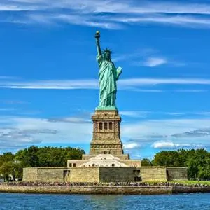 Blick auf die Freiheitsstatue vor blauem Himmel – Motiv aus dem New York Highlights Reiseführer