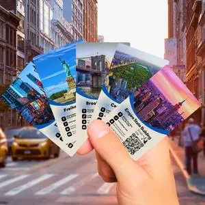 5 Karten des New York Kartenspiels fächerförmig in der Hand auf einer Straße in Manhattan