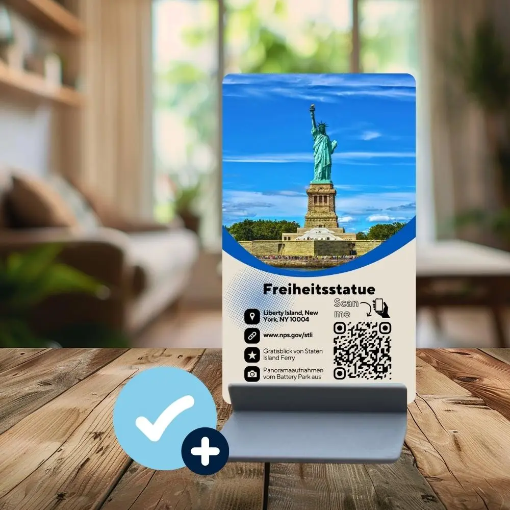 Karte zur Freiheitsstatue im mitgelieferten Kartenhalter auf Holztisch