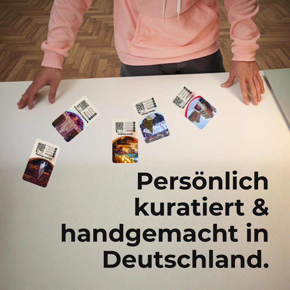 Stefan Berndt mit legt seine Entdeckerkarten auf einen Tisch – Schriftzug „Persönlich kuratiert & handgemacht in Deutschland“