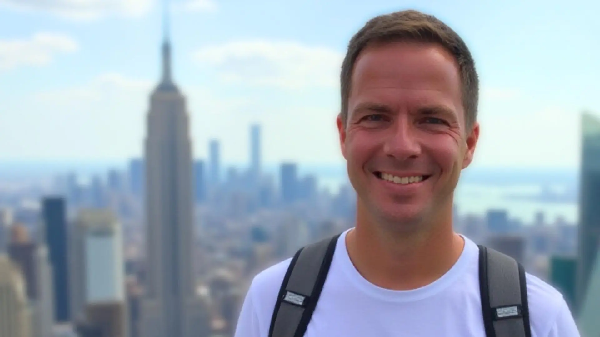 Stefan Berndt, Gründer von Entdeckerkarten NYC, auf einer Aussichtsplattform mit Blick auf das Empire State Building