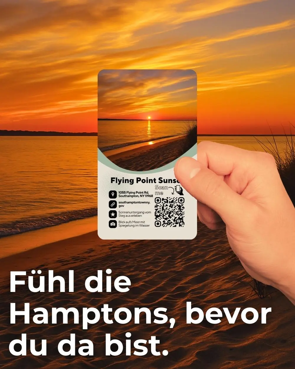 Hand hält Karte vom Flying Point Sunset – im Hintergrund der Flying Point Beach, Text „Fühl die Hamptons, bevor du da bist“