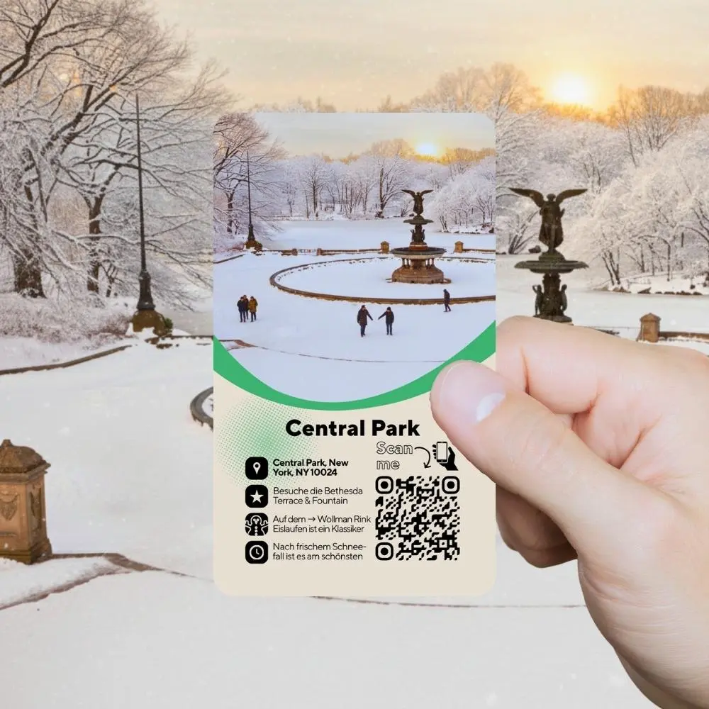 Entdeckerkarte Central Park im Winter, gehalten vor schneebedeckter Bethesda-Terrace-Kulisse