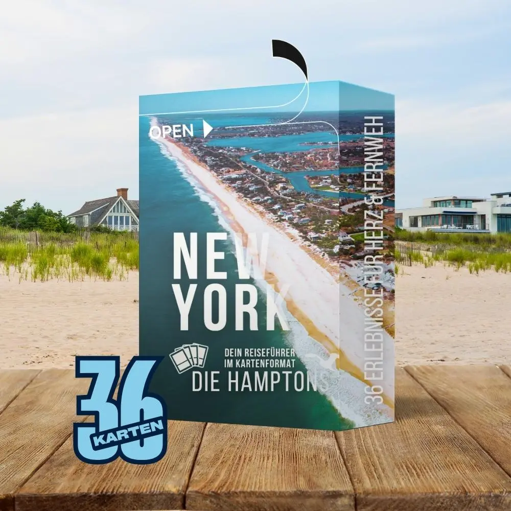 Box der Edition „New York – Die Hamptons“ von Entdeckerkarten vor Strandkulisse