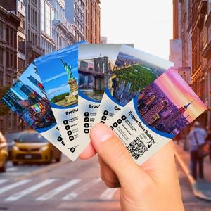 5 Karten des New York Kartenspiels fächerförmig in der Hand auf einer Straße in Manhattan