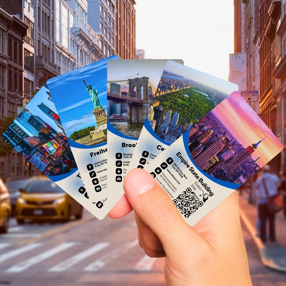 5 Karten des New York Kartenspiels fächerförmig in der Hand auf einer Straße in Manhattan