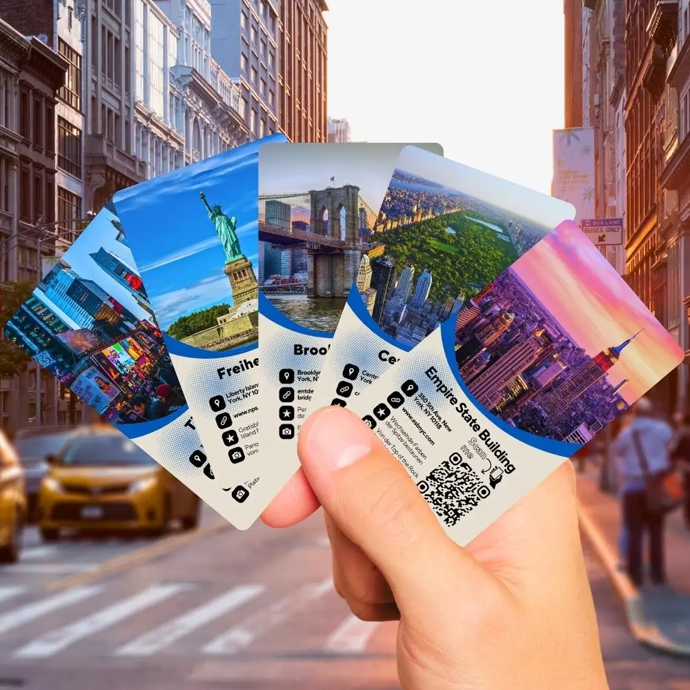 5 Karten des New York Kartenspiels fächerförmig in der Hand auf einer Straße in Manhattan