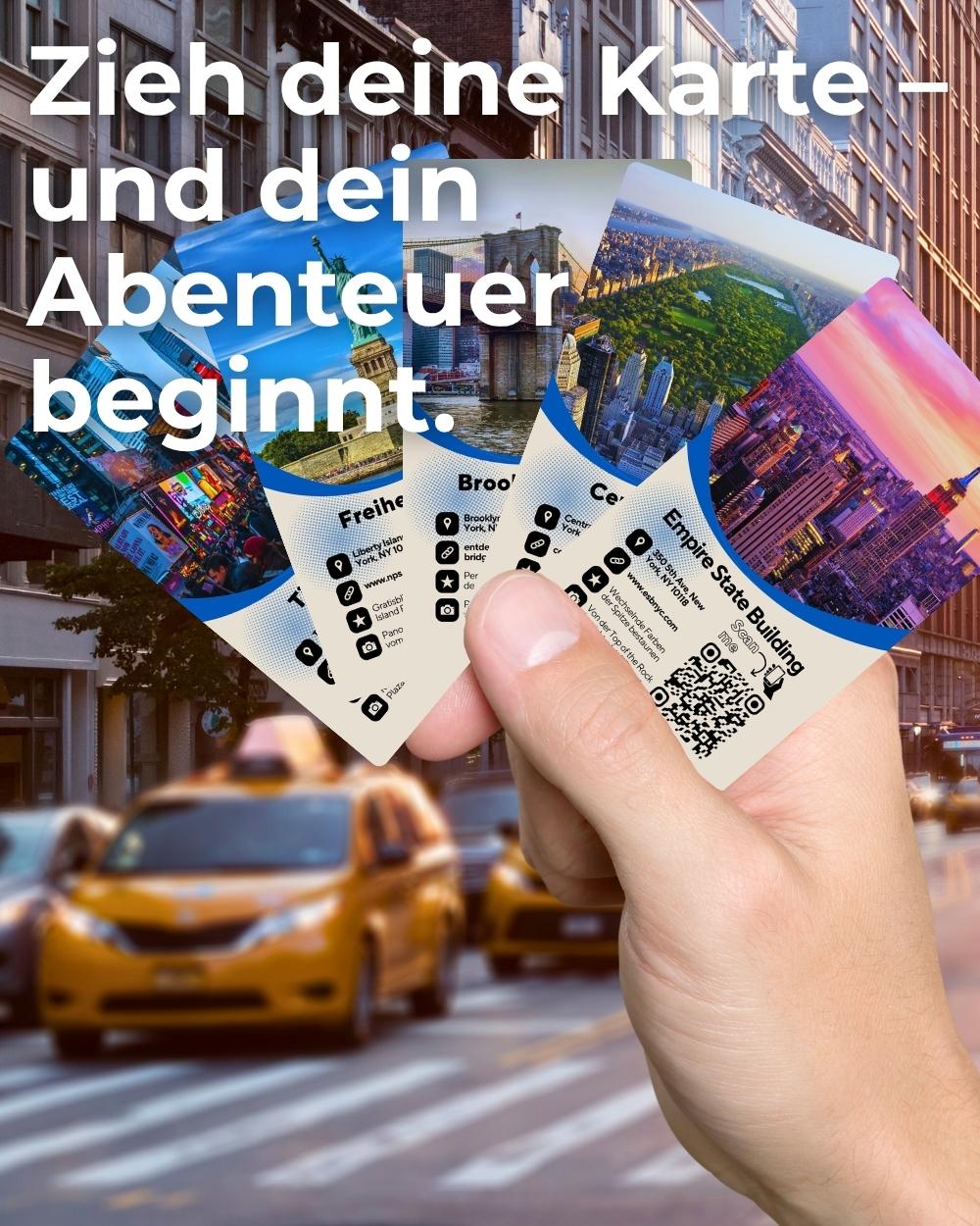 Hand mit Entdeckerkarten vor New Yorker Straßenkulisse – Schriftzug „Zieh deine Karte und dein Abenteuer beginnt“