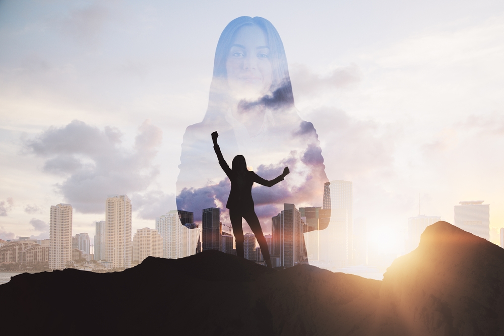 Symbolfoto für Masterclass Selbstwert: Silhouette einer Frau mit erhobenen Armen vor einer Stadtlandschaft, darüber transparentes Porträt einer selbstbewussten Frau – Sinnbild für Selbstwert, Sicherheit, Sichtbarkeit und Wirkungskraft in Beruf und privat