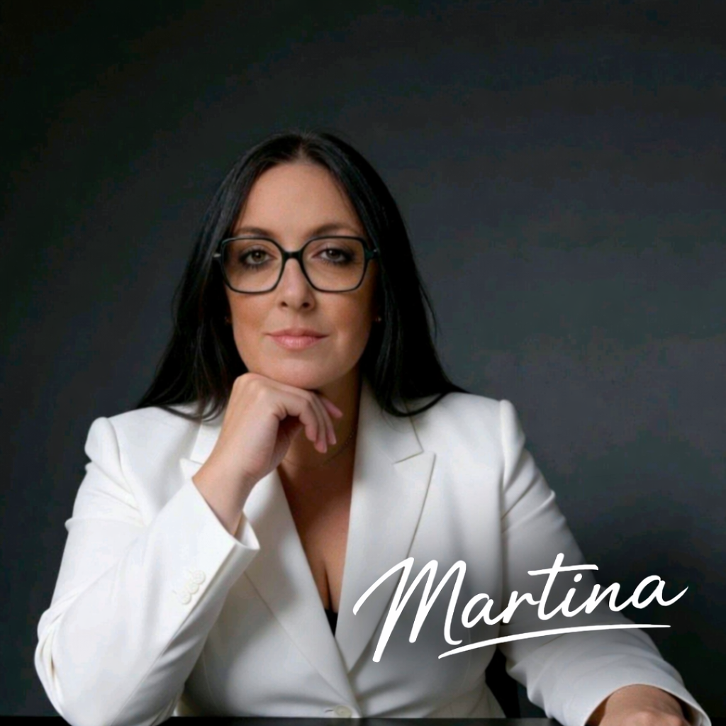 Martina - Trainerin und Coach für Selbstwert, Kommunikation und Karriereentwicklung, freundlich lächelnd im Sessel sitzend