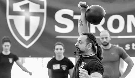 Fabio Zonin pressing a heavy kettlebell