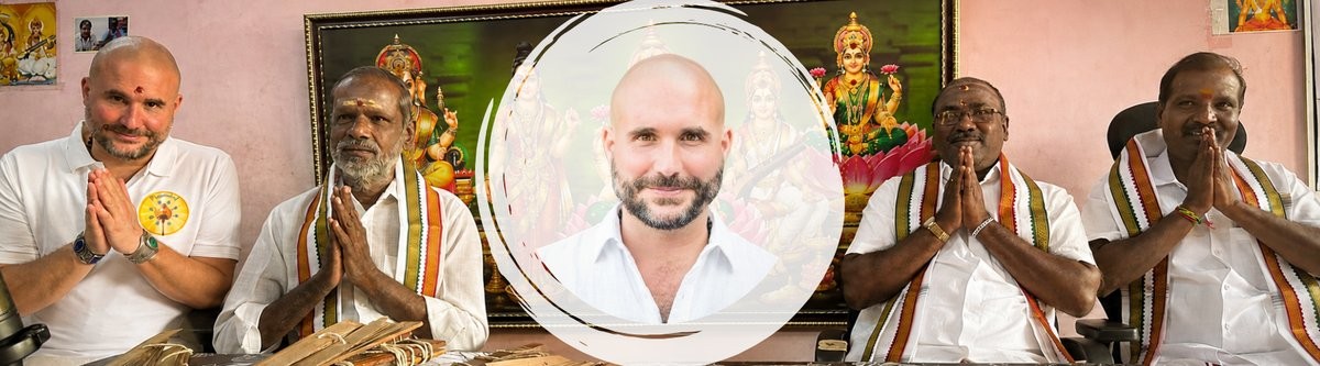 Stephan Oesterreicher mit den Palmblattlesern in Südindien