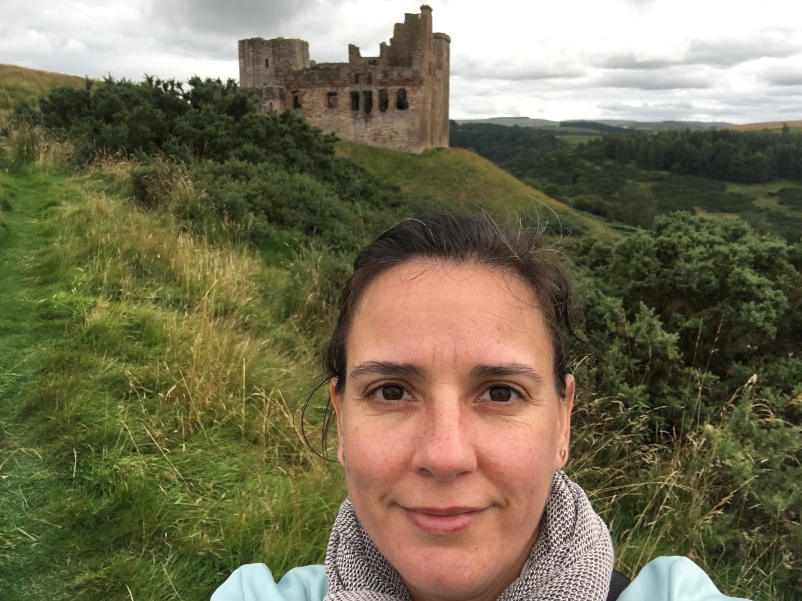 Activa las imágenes de tu email para verme en uno de los castillos escoceses. :)