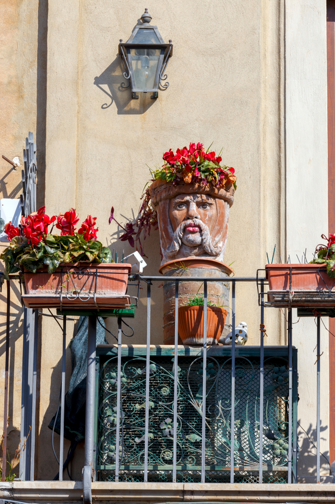 photo of balcony with Ceramic head of the Sicilian King 