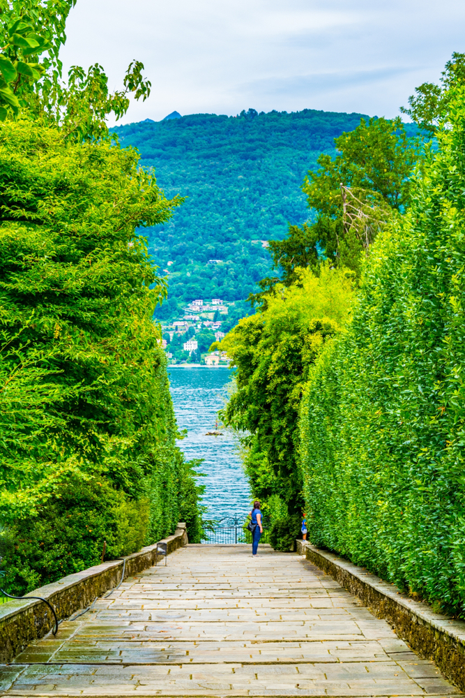 Photo of Gardens of Borromeo Palace with green trees and water