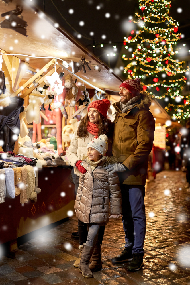 photo of the family of 3 at christmas market 