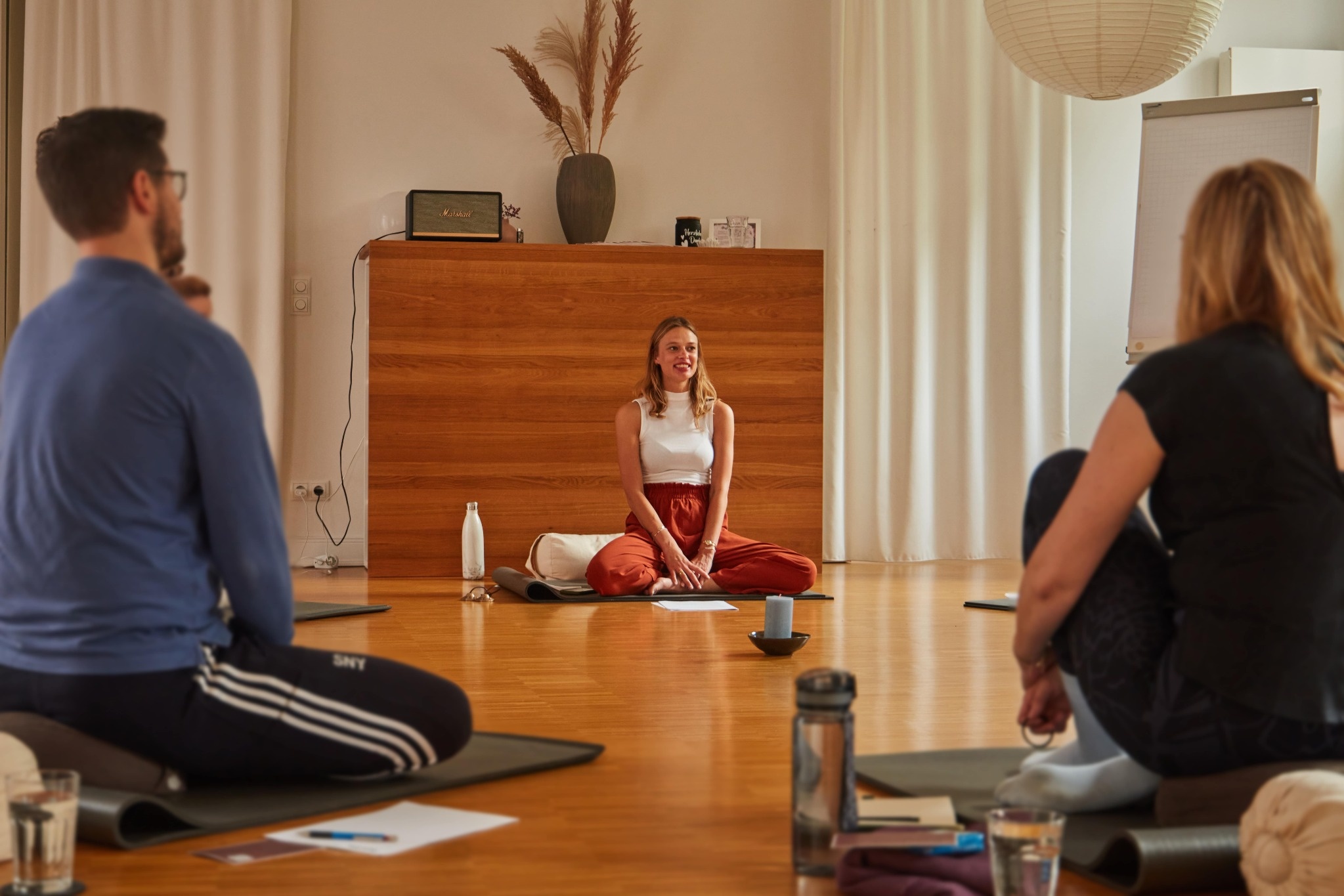 Frau im Meditationssitz auf Clarity Retreat