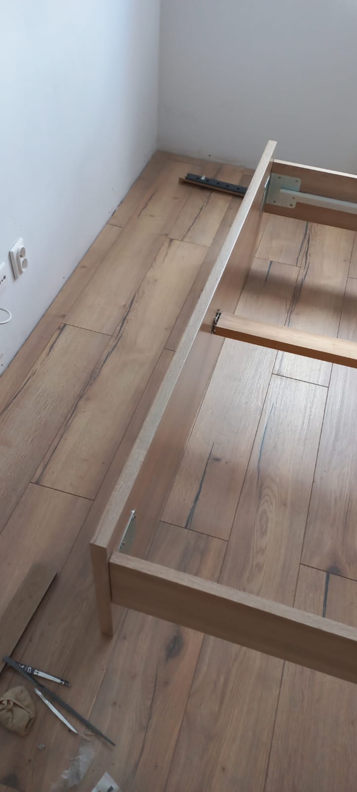 Montaż paneli laminowanych