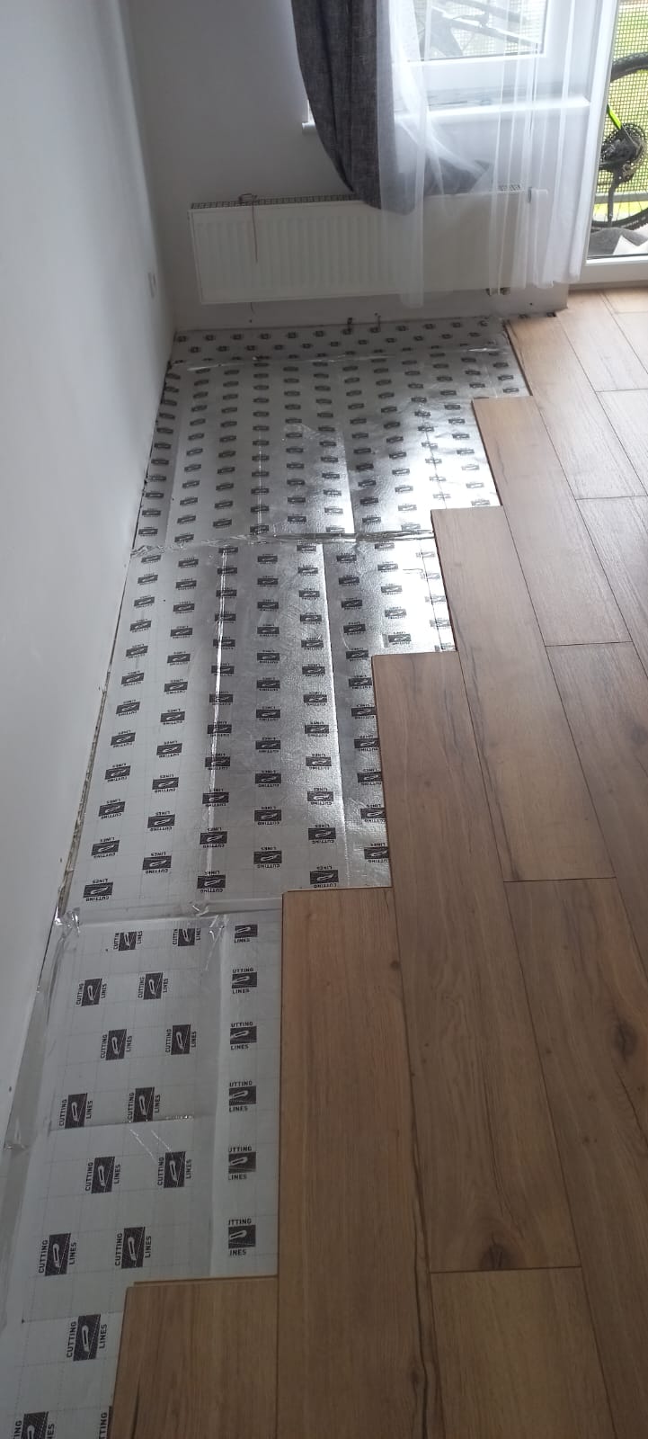 Montaż paneli laminowanych