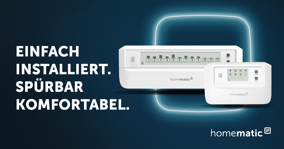 Frau auf dem Fußboden sitzend, Fußbodenheizungscontroller daneben