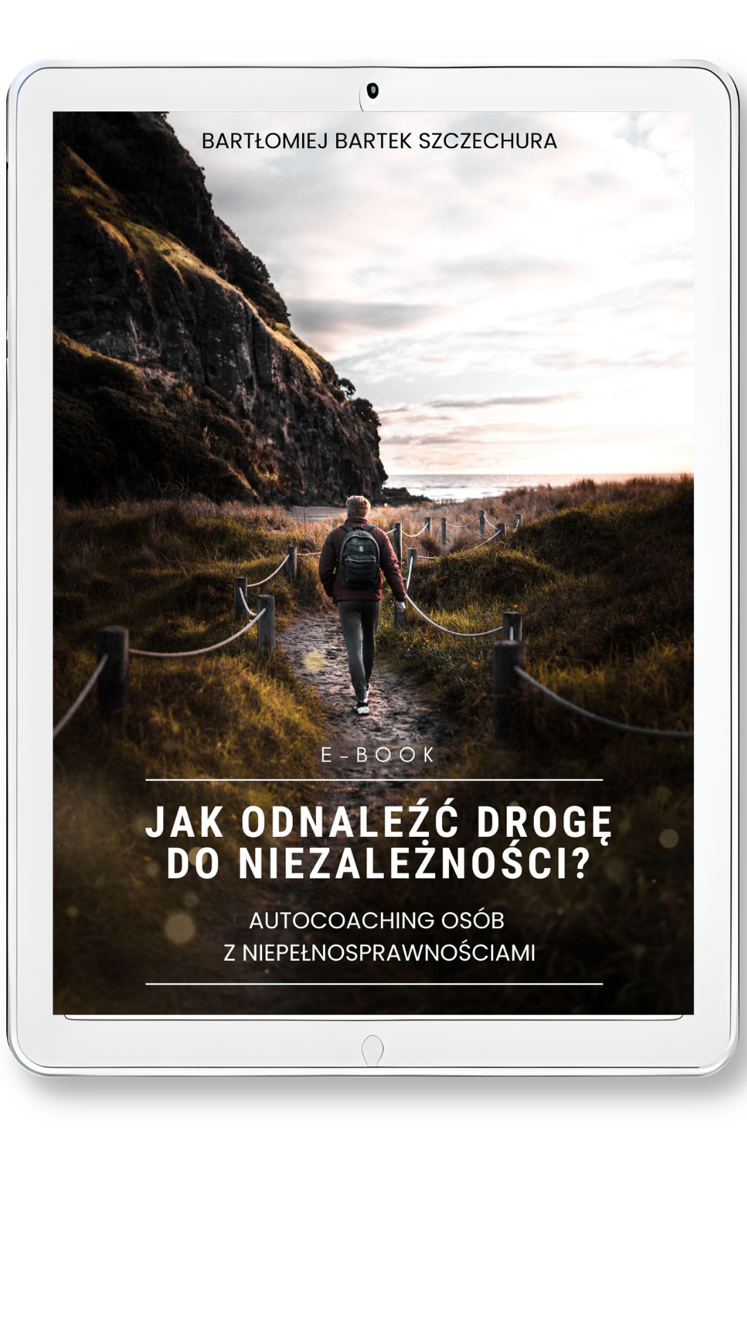 Okładka e‑booka przedstawiająca mężczyznę idącego wzdłuż wąskiej ścieżki nad morzem, otoczonego górami. Na okładce widnieje tytuł „Jak odnaleźć drogę do niezależności? Autocoaching osób z niepełnosprawnościami” oraz autor Bartłomieja Bartka Szczechura
