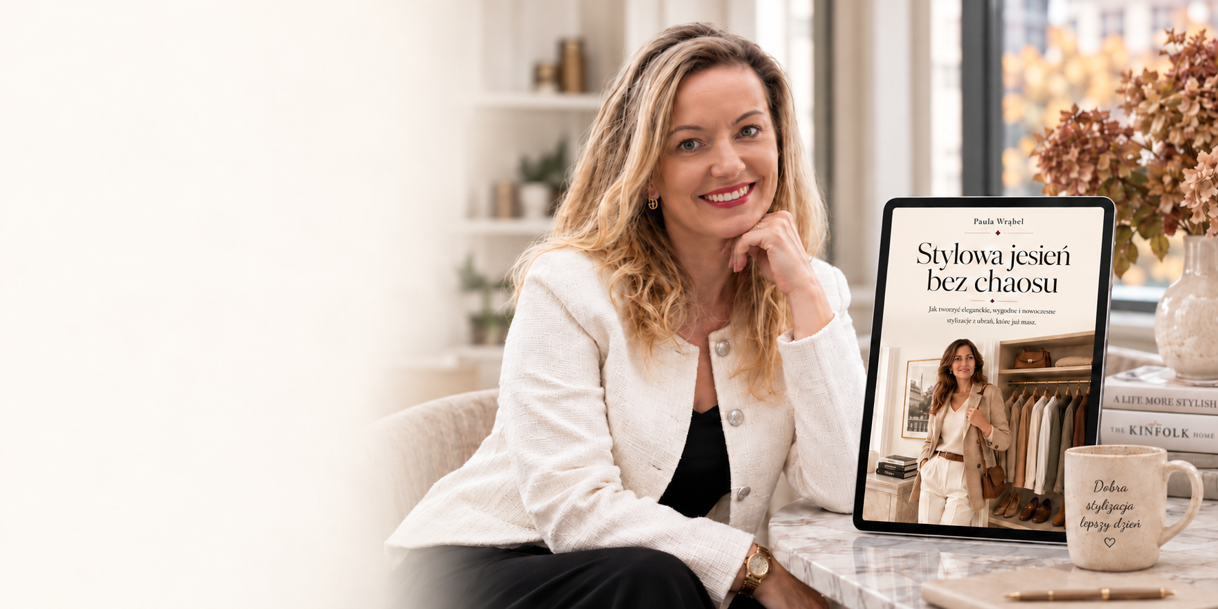 Paula Wrąbel w jasnym wnętrzu, obok tabletu z e-bookiem Stylowa jesień bez chaosu