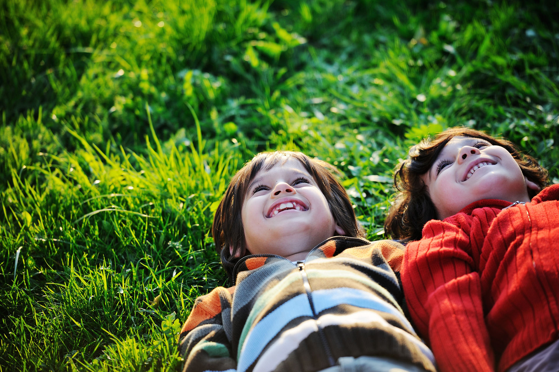 Счастливые дети космос. Happy children's Day. Children looking at the Sky faces.