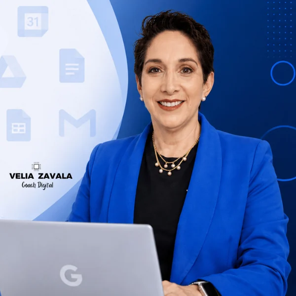 Velia Zavala, coach digital, con saco azul frente a su computadora.