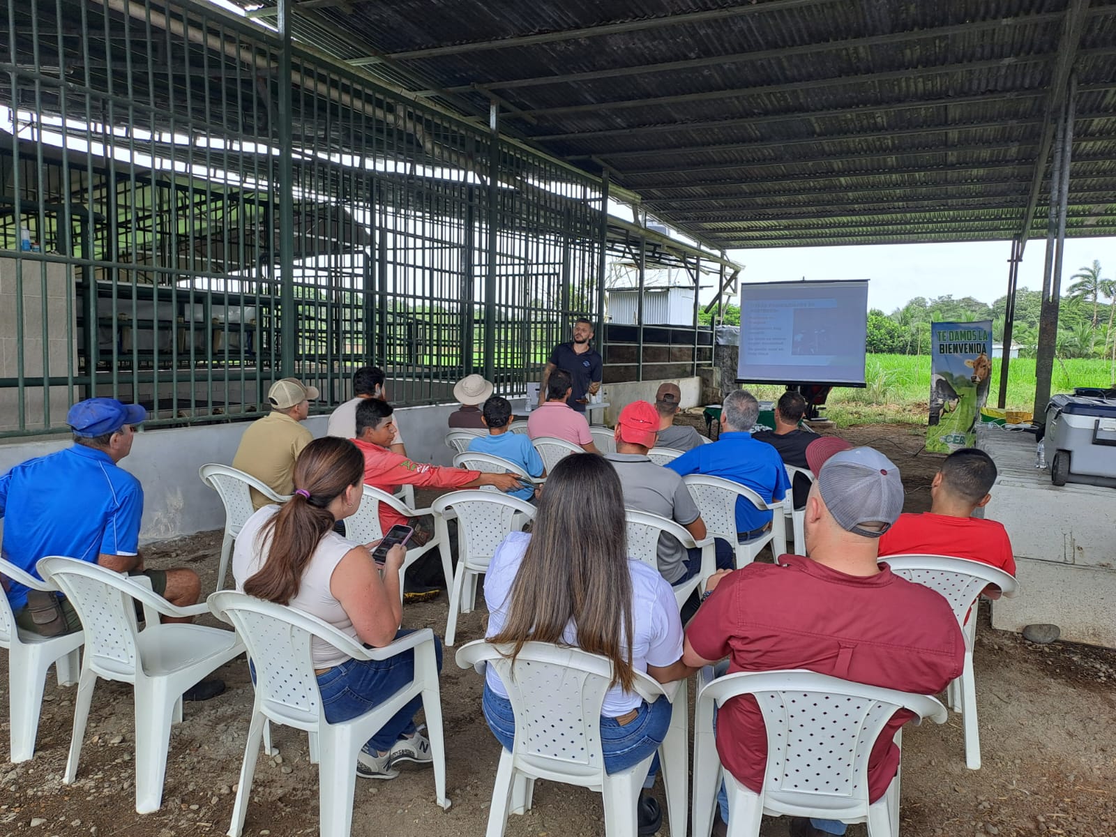 Martín Arias, experto en cercas eléctricas, impartiendo capacitación técnica en Costa Rica