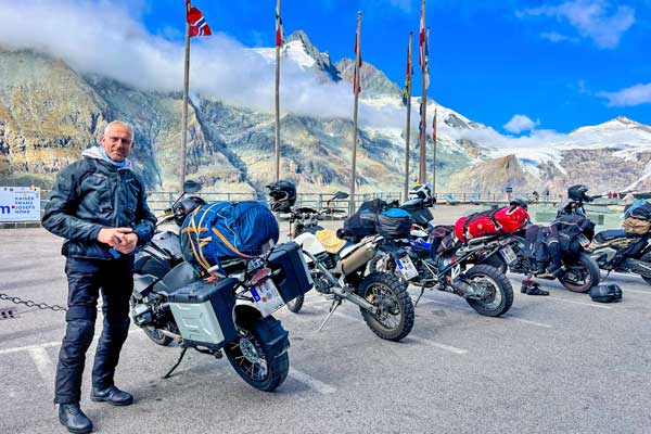 Motorrad- und Gleitschirmtour durch die Alpen