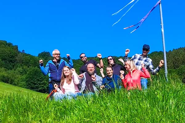 Glückliche Gesichter im Gleitschirm-Schnupperkurs im Sauerland