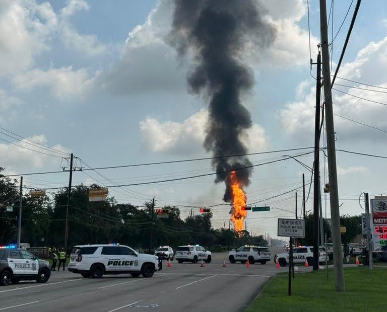 Energy Transfer pipeline burning near the residential community of Deer Park / La Porte, Texas, U.S. (Photo: Fenceline Watch)