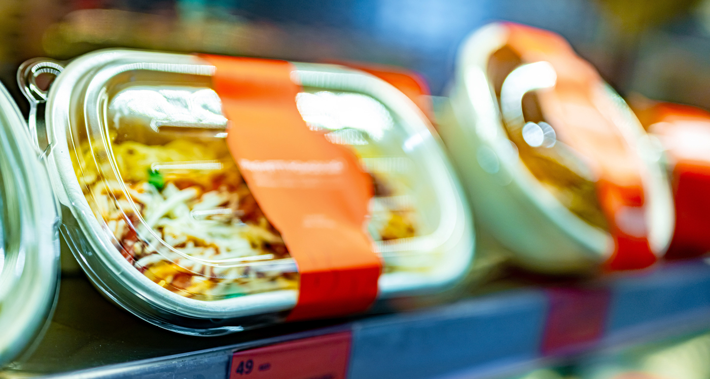 A hand holds tangled cables above a box of electronic waste. Text discusses Malaysia's e-waste ban as a precedent, with hashtags and source information at the bottom.