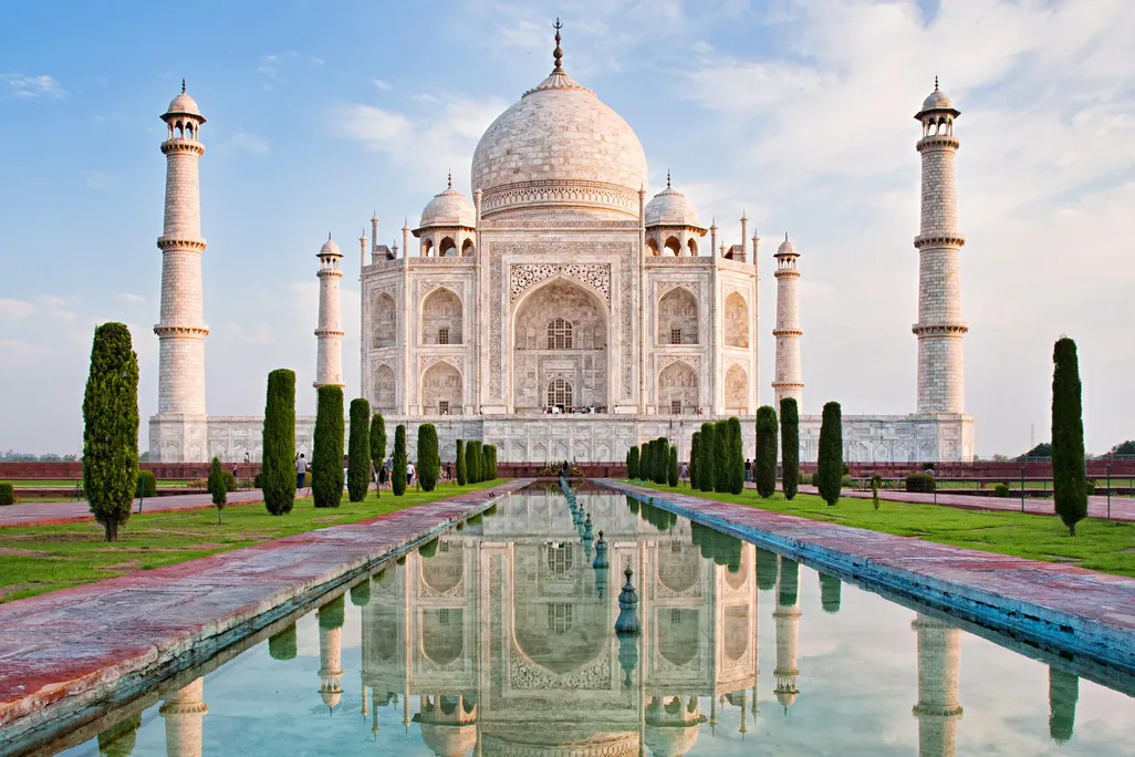 Taj Mahal in Agra mit Wasserspiegelung